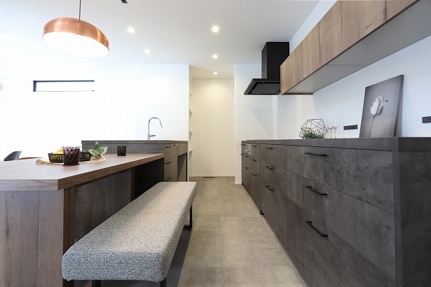 キッチンをベースに間取りや内装のカラーを決めるほど、家づくりの初めからお施主様が熱望されたグラフテクトのキッチン