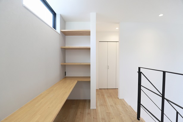 階段を上がった先にあるスタディスペース 家族の気配を感じながら、勉強したり趣味の時間が楽しめる