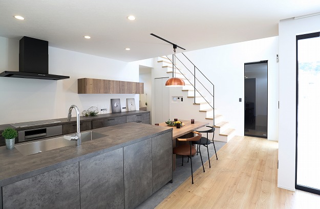 キッチンを中心に床、ドアや階段の手すりまでカラーコーディネートされたハイセンスなダイニング