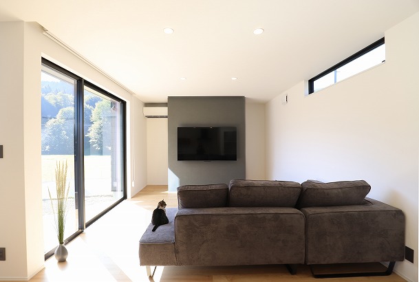 自然と家族が集まるリビング 大きな窓が明るさと開放感を演出