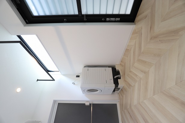 3帖の脱衣室兼サンルーム ヘリンボーン柄のクッションフロアがおしゃれ