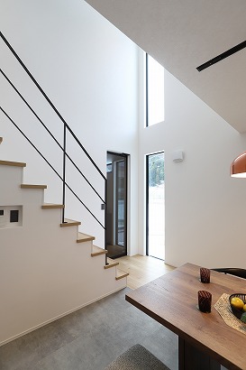 縦長に配置した吹抜けの窓が、空間にさらなる広がりをもたらす